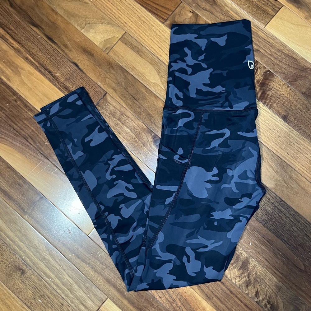 Sweat & Milk Camo Leggings sz Small